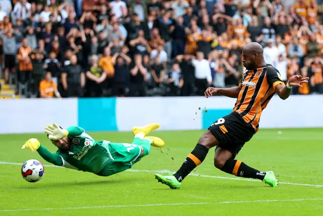 Wes Foderingham saves from Oscar Estupinan