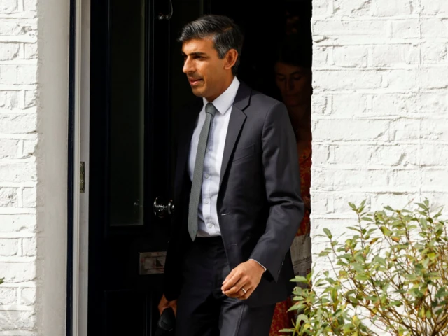 Rishi Sunak leaves home ahead of Tory leadership announcement