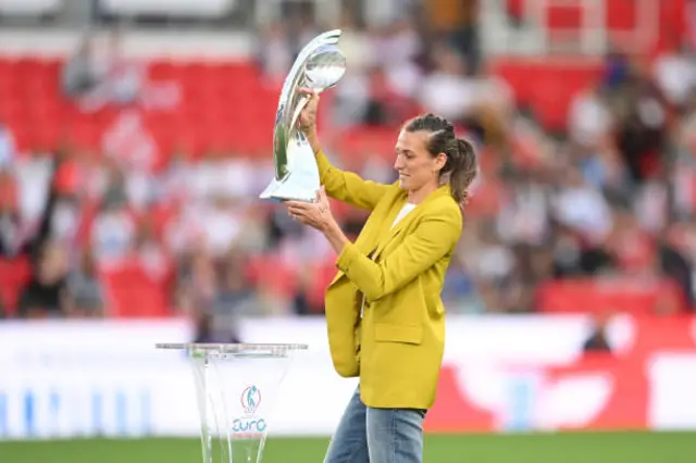 Jill Scott holding trophy