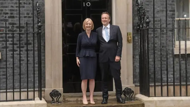 Prime Minister Liz Truss with her husband Hugh O'Leary on the step of No 10 Downing Street