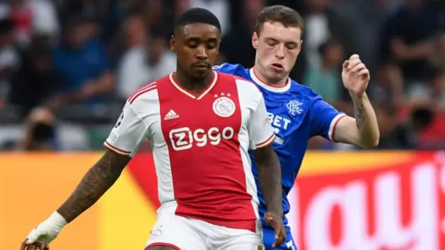 Leon King keeps an eye on Ajax forward Steven Bergwijn