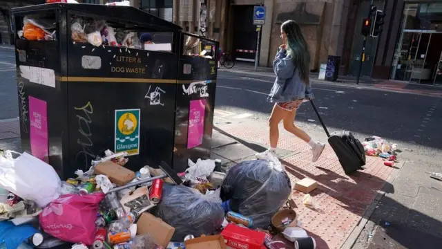 The first wave of strikes by refuse workers last month left bins overflowing in several Scottish cities