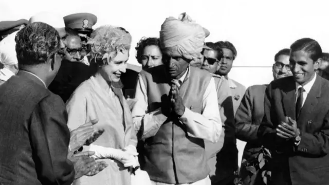 Queen Elizabeth II visits the Community Development Project at Bakrota, on January 22, 1961 near Jaipur, during her visit to India.