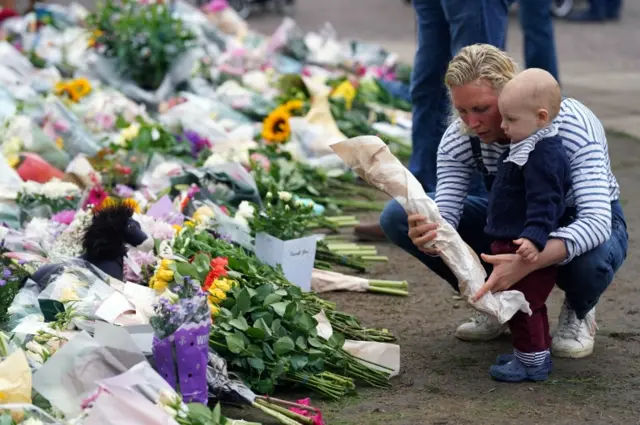Flowers are laid outside Windsor Castle,following the death of Queen Elizabeth II