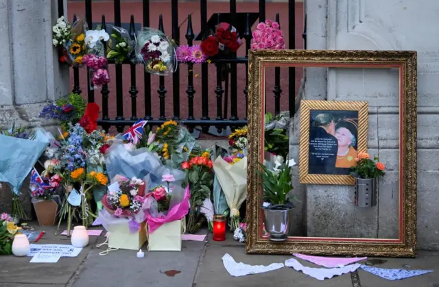 Tributes left outside Buckingham Palace