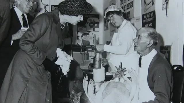 the photograph showing the Queen meeting the man - and turkey - in 1985