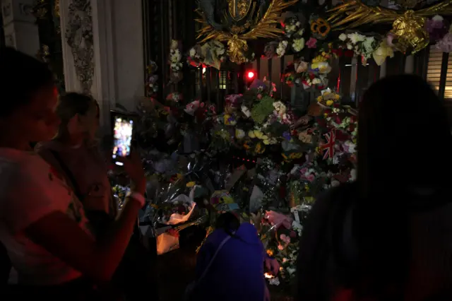 Mourners observe floral tributes at Buckingham Palace