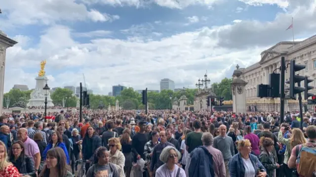 People outside Buckingham Palace