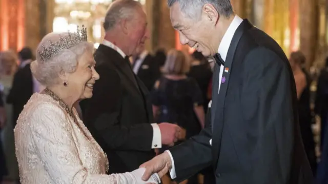The Queen greeting Singapore PM Loong at the Commonwealth Heads of Government Meeting in London in 2018