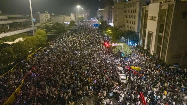 Crowds gather in Wuhan