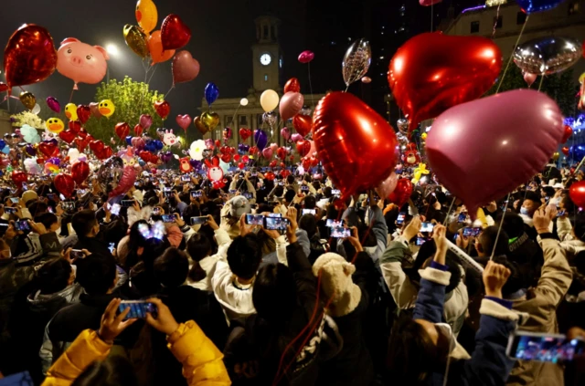 Crowds gather in Wuhan