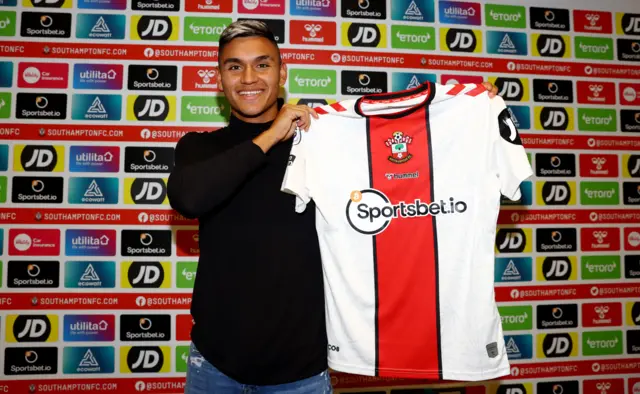 Carlos Alcaraz with the Southampton shirt