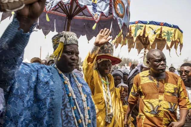 Daagbo Hounon Houna II (C), greets the crowd