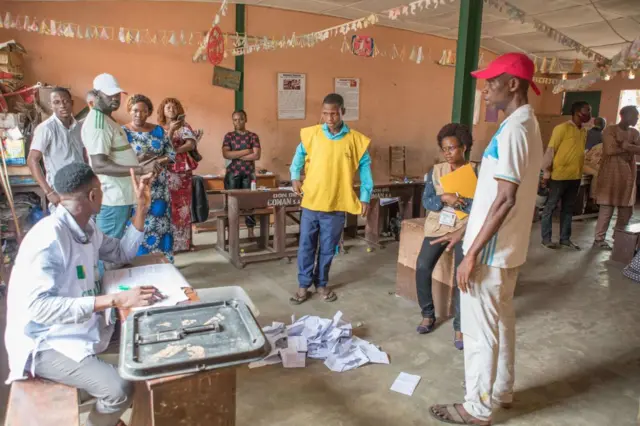 Members of the observers and the CENA (Commission Electorale Nationale Autonome) check the number of votes following the legislative elections at the public primary school, Charles Guillot de Zongo in Cotonou on January 8, 2023. - Benin voted for a new parliament on January 8, 2023 with opposition candidates authorised to stand