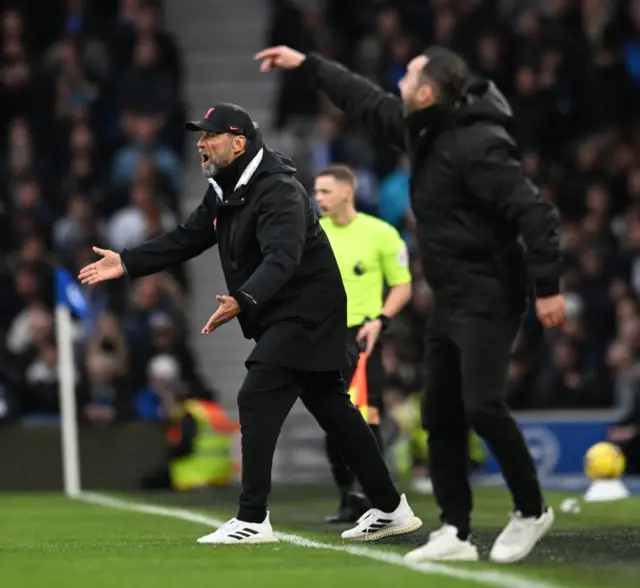 Liverpool manager Jurgen Klopps shouts orders to his side.