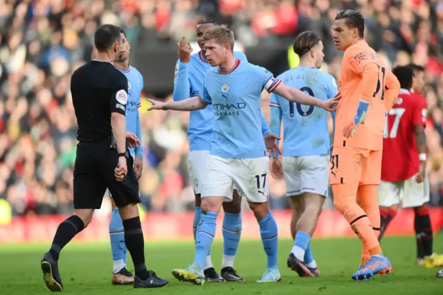 Man City players remonstrate with the referee after Man Utd's controversial equaliser.