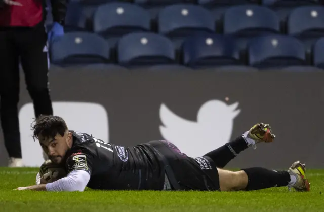 Rufus McLean scores against Perpignan at Murrayfield