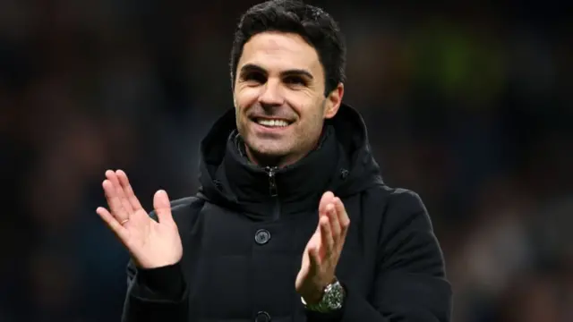 Mikel Arteta applauding