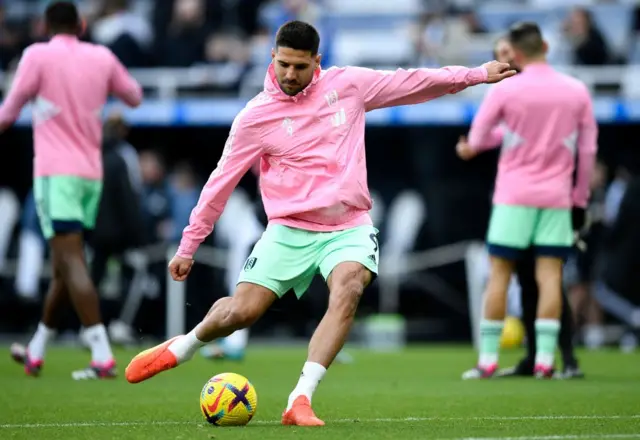 Aleksandr Mitrovic warms up for Fulham.