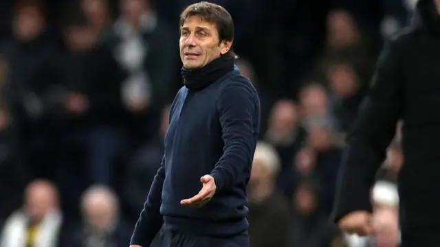 Antonio Conte gesturing