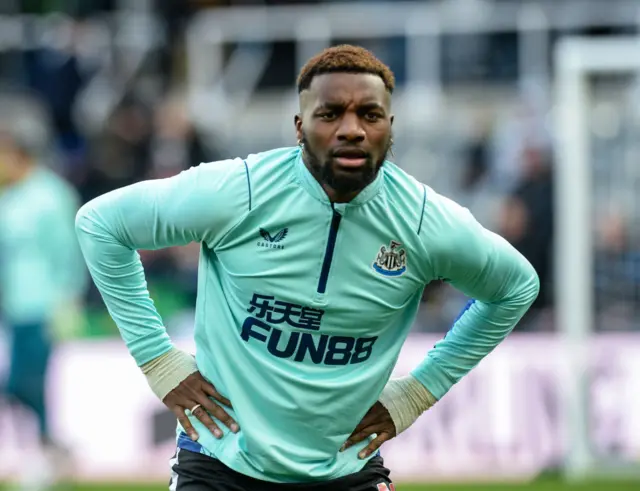 Allan Saint-Maximin warms up for Newcastle.