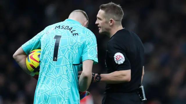 Aaron Ramsdale talking to the referee