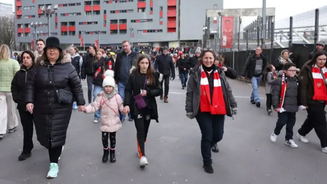 Arsenal fans arriving at Emirates Stadium