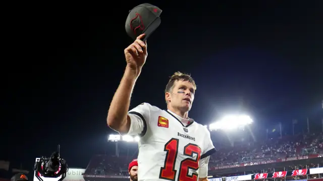 Tom Brady tips his cap to the Tampa Bay fans