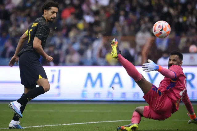 Marquinhos clips in a finish from a corner making it 2-1 to PSG