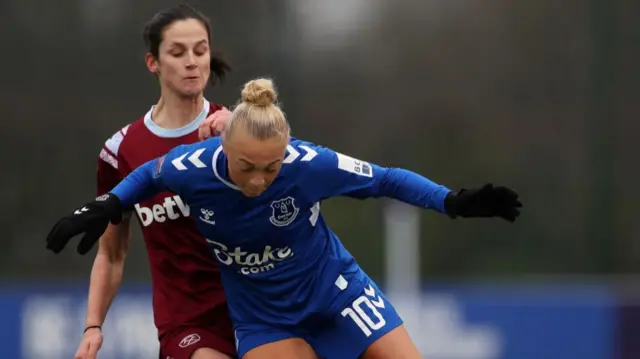 Hanna Bennison playing football