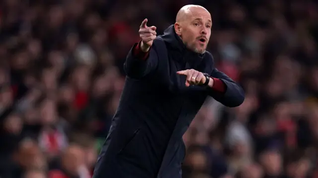 Erik ten Hag gesturing
