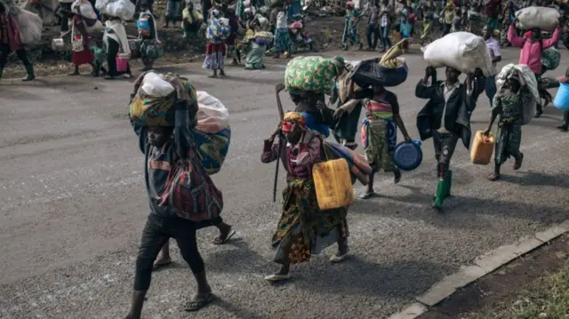 Displaced people flee towards the city of Goma