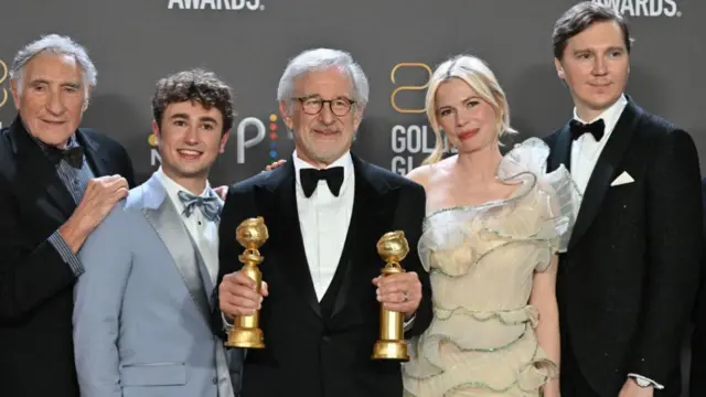 Steven Spielberg poses with Judd Hirsch (L), Canadian-US actor Gabriel LaBelle (2nd L), US actress Michelle Williams (2nd R) and US actor Paul Dano (R).