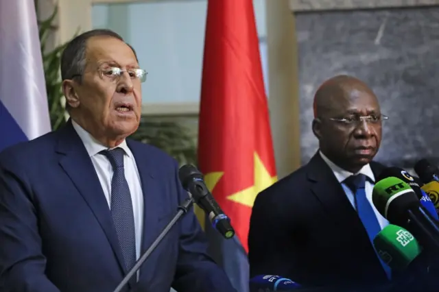 Russia's Foreign Minister Sergei Lavrov (L) and Angola's Foreign Affairs Minister Tete Antonio (R)