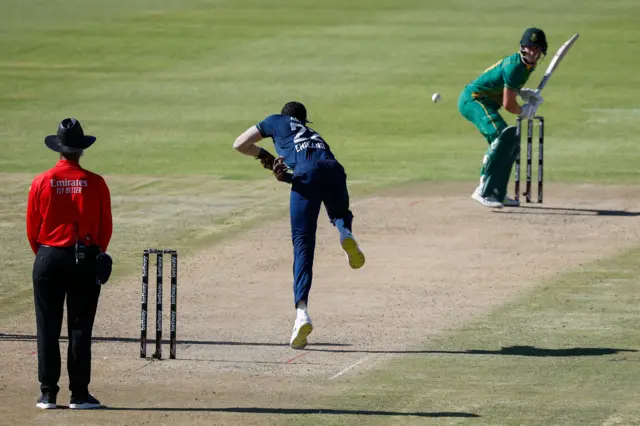 Jofra Archer bowls at David Miller