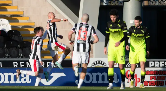 St Mirren lead at the break thanks to Curtis Main