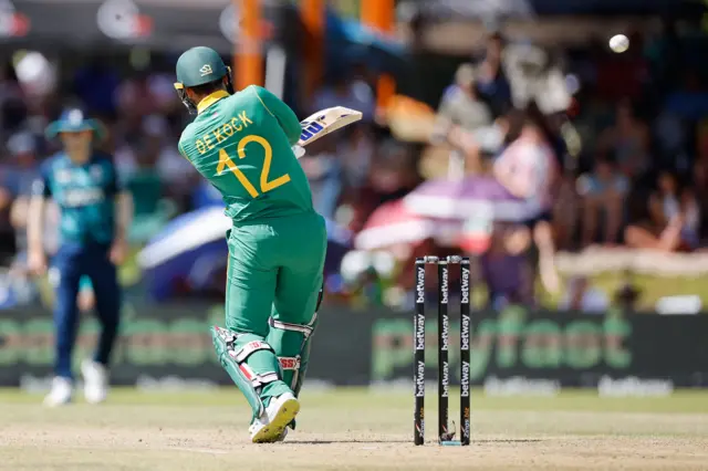 Quinton de Kock pulls Chris Woakes for six