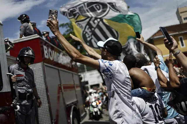 Pele's coffin being carried on a fire engine