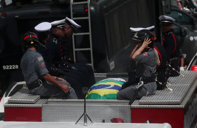 Pele's coffin being carried on a fire engine