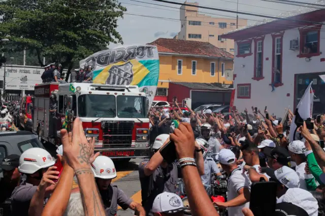 Pele's coffin passes through the streets of Santos