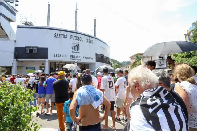 Mourners queueing outside Santos' stadium