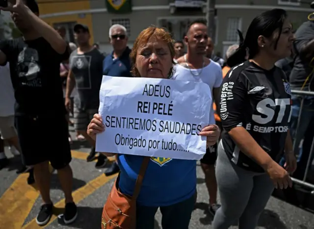 Fans pay tribute to Pele in Santos