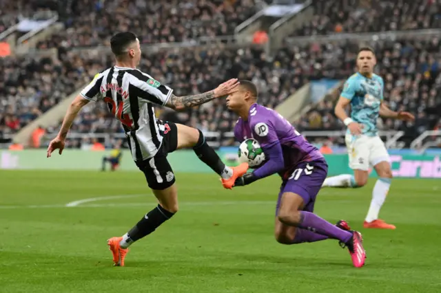 Gavin Bazunu beats Miguel Almiron to the ball