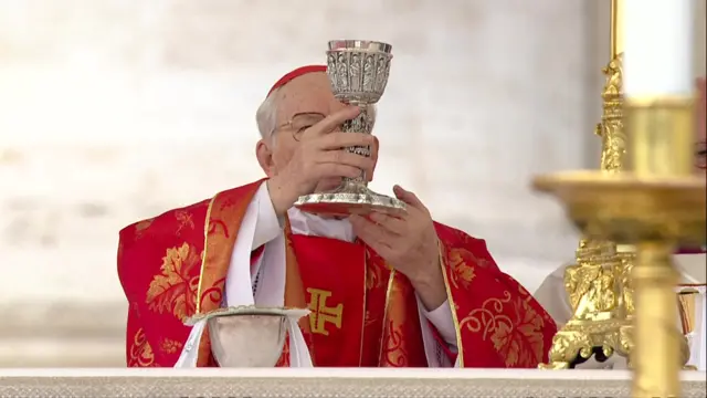 Funeral mass for Pope Benedict moves on to the Eucharist