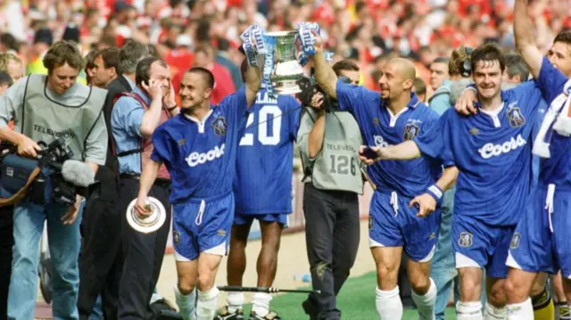 Gianluca Vialli and Dennis Wise with the FA Cup in 1997