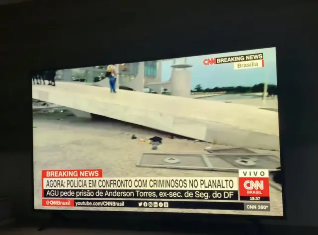 A shot of CNN breaking news