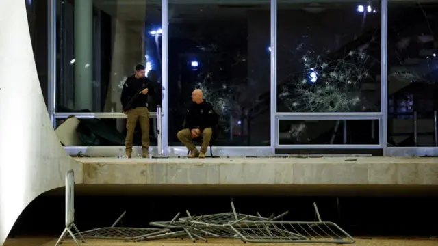 Federal police officers at the Supreme Court