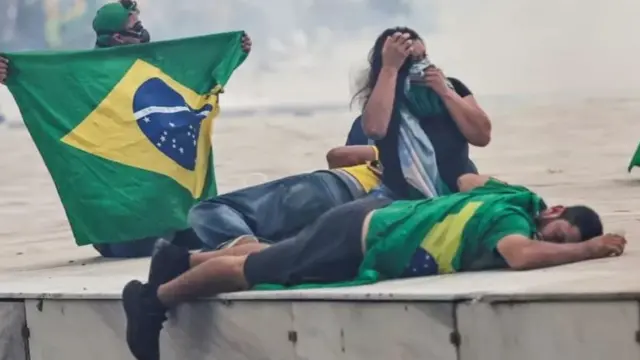 Rioters brandishing the Brazilian flag