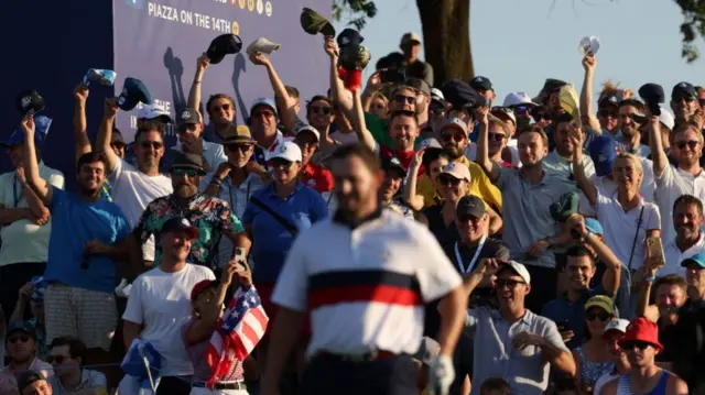 Fans twirl hats at Patrick Cantlay