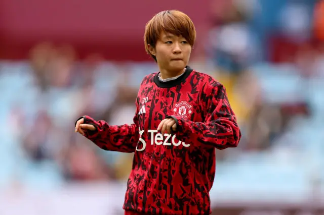 Hinate Miyazawa warms up for Man Utd.